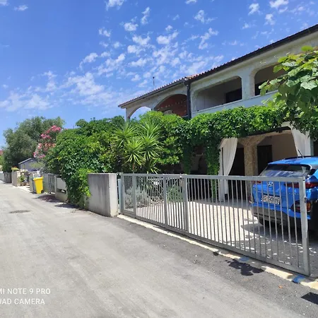 House Vir-to-all Apartment Vir